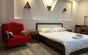 Charming And Intimate Getaway In Bucharest - Near Unirii Square